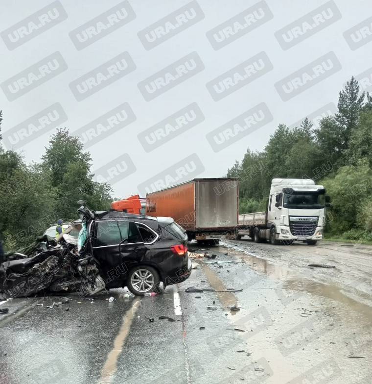 В ДТП столкнулись две фуры и два легковых автомобиля