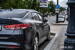 Один из лучших дней города. Пермь, парковка, дорожные знаки, иномарка, toyota, лето, автомобиль, фара, дорога, toyota camry