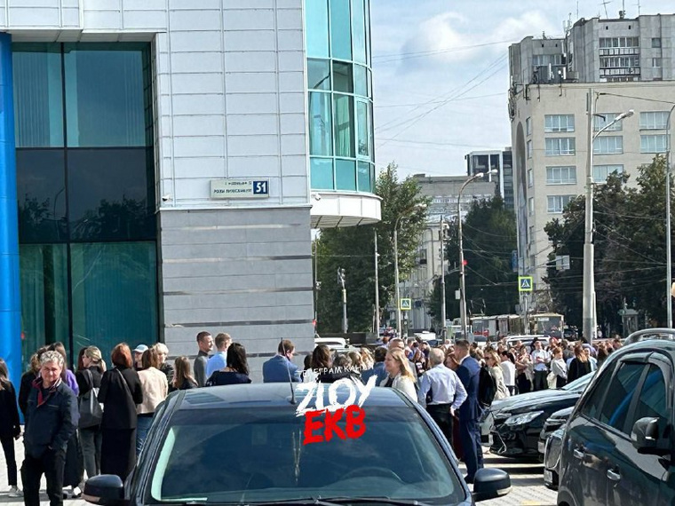 К зданию приехала машина МЧС
