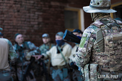 Военно-тактическая подготовка гражданского населения на полигоне. Пермь, тренировка, противостояние, боевики, военные, солдаты, инструктаж, война, подготовка, конфликт, вооруженные силы, отдых, бойцы, вооруженные люди, вооруженный человек, солдат, мобилизация, сво, наемники, военный, бойцы сво