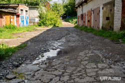 Провал на улице Революции 5. Пермь, коммунальная авария, лужи, гаражи, ручеек, протечка, дорога, гаражный кооператив, утечка воды