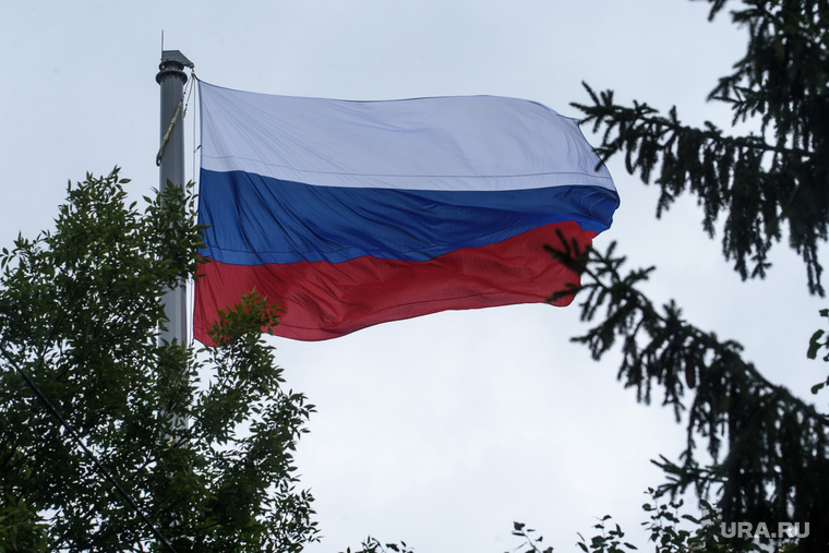 Открытие 30-метрового флагштока с флагом России. Екатеринбург 