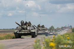 Колонна военной техники в районе Запорожской области. Запорожская область, военные, танк, сво