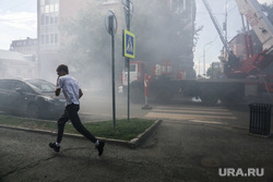 Пожаротушение мансарды по улице Хохрякова, 10. Тюмень, дым, пожар, тушение пожара