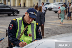 Проверка соблюдения пользователями самокатов правил движения по городу. Екатеринбург , рейд, оформление протокола, нарушение пдд, гибдд, инспектор дпс