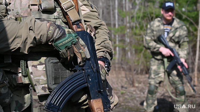 Военно-тактическая подготовка гражданского населения на полигоне. Пермь, тренировка, автомат калашникова, противостояние, лес, оружие, вооружение, война, подготовка, ак, конфликт, вооруженные силы, тайга, зеленка, вооруженные люди, вооруженный человек, весна, солдат, мобилизация, сво, военный, ак 74