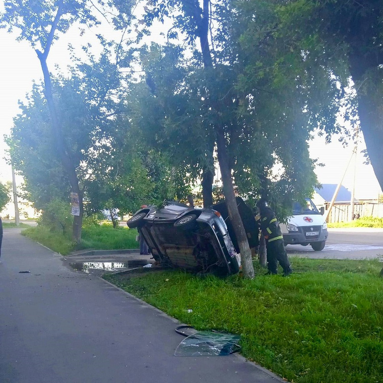 Автомобиль завис у деревьев