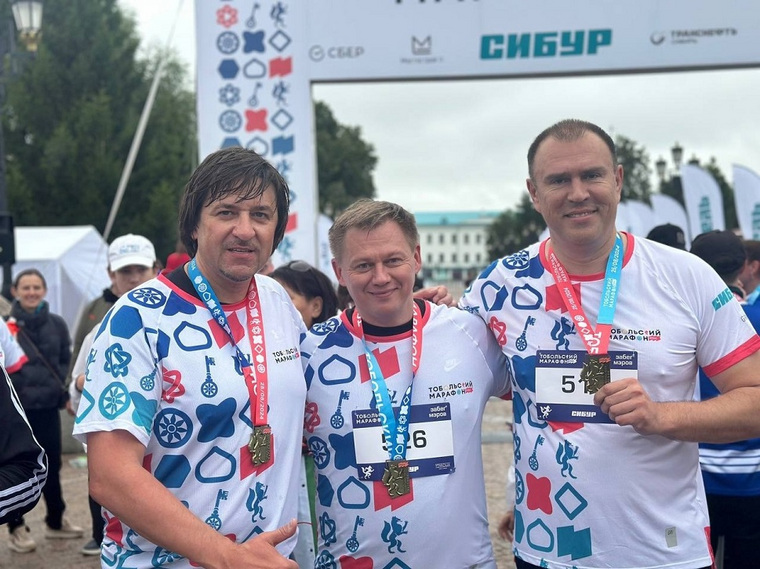 Сергей Романов (в центре) пробежал марафон в Тобольске вокруг местного кремля