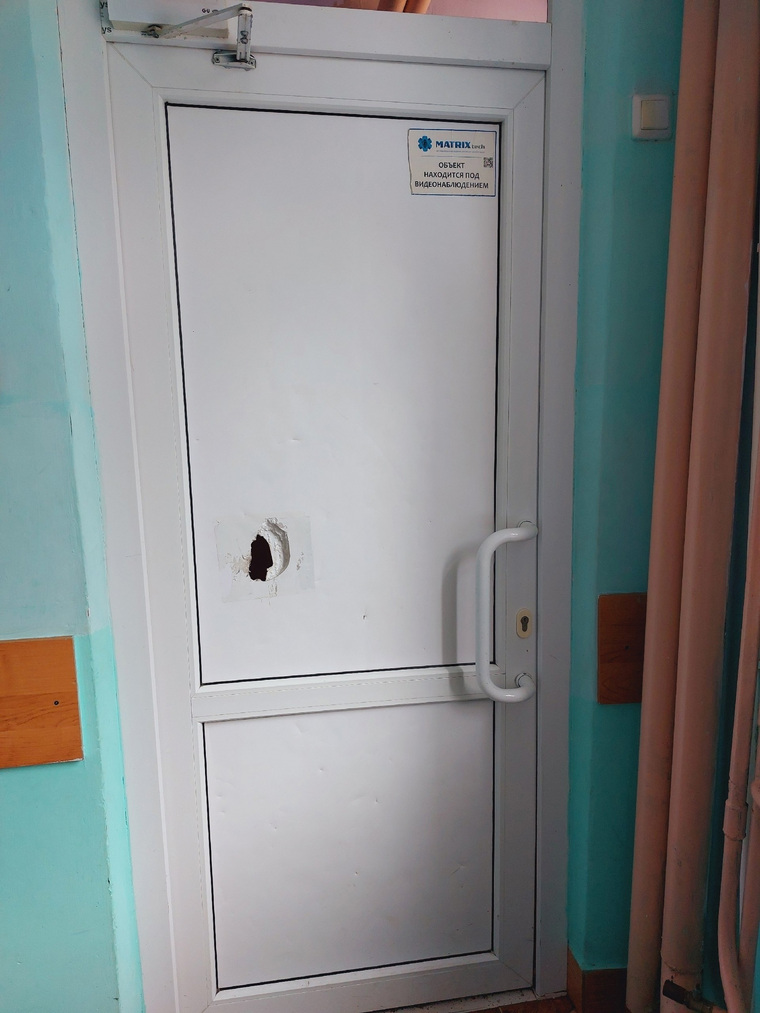 Челябинка пожаловалась на дыры в дверях