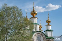 Красоты Кунгура летом. Пермь, крест, храм, церковь, христианство, облака, листва, лето, купола, религия, кунгур, дерево, церковь успения пресвятой богородицы, православие, облачность, ветви