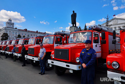 Вручение ключей от пожарных машин главам районов. Курган, пожарные машины