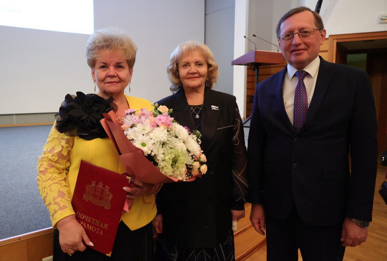 Людмила Бабушкина (в центре) и замгубернатора Павел Креков поздравили свердловских пенсионеров
