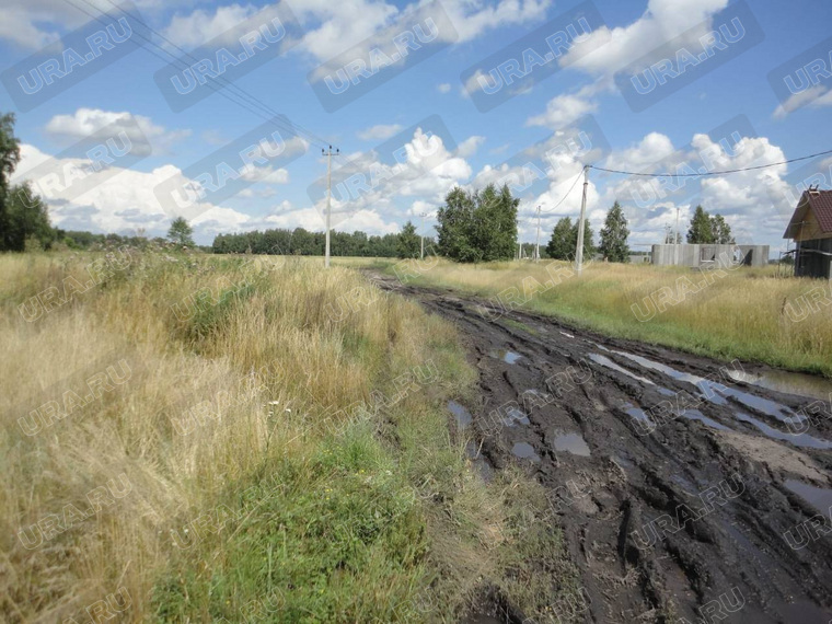 Дорогу, в том числе ведущую к кладбищу, подрядчик должен был отремонтировать еще до конца прошлого года
