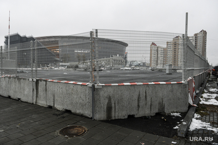 Остатки строительного мусора возле Центрального стадиона. Екатеринбург