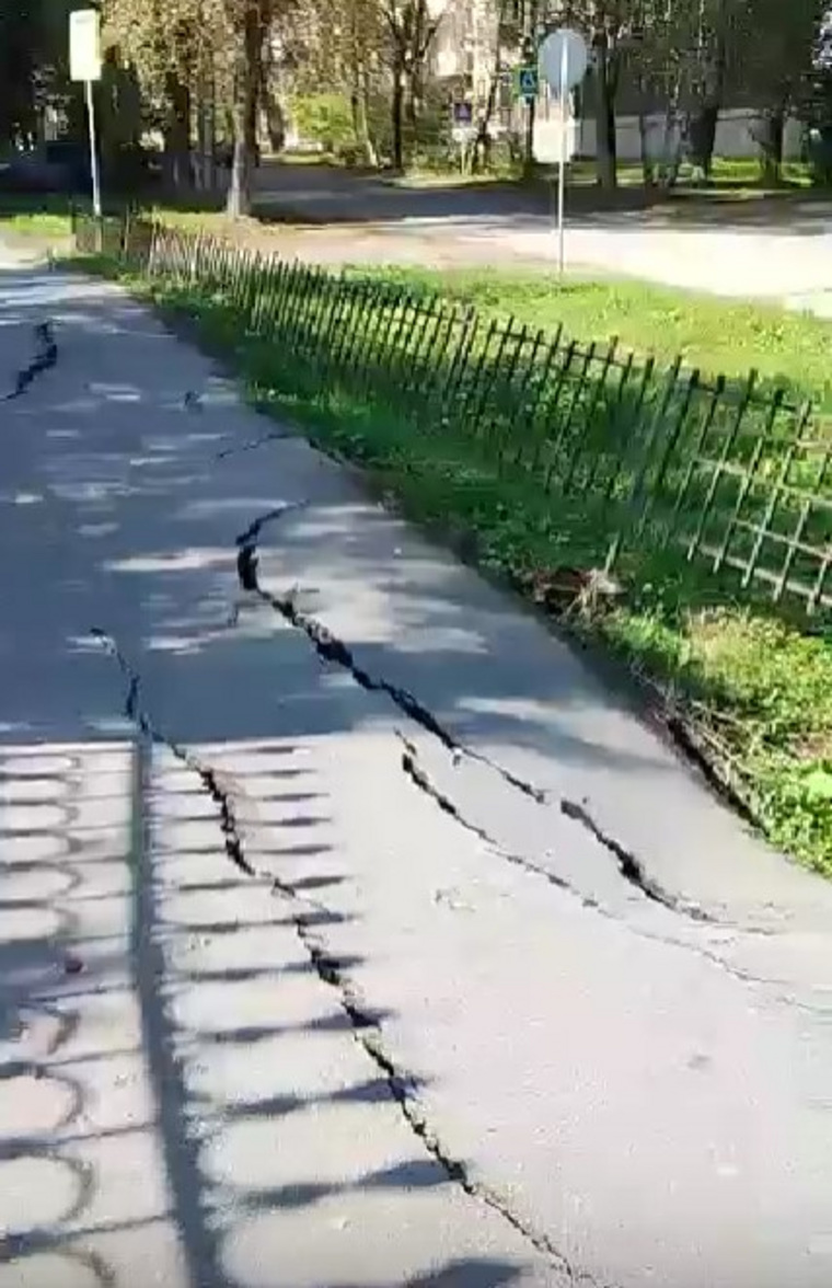Тротуар к школе обвалился в обе стороны