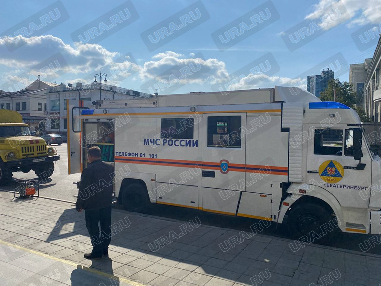 Спасатели припарковали машины возле входа в метро
