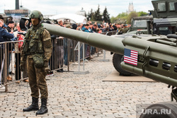 Выставка трофейной военной техники стран НАТО, захваченной вооруженными силами РФ в ходе специальной военной операции. 2 мая 2024. Москва, техника нато, военная техника нато, военные трофеи нато, американская гаубица