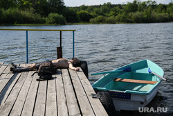 Берег озера Шарташ. Екатеринбург, загар, лето, летний отдых, отдых горожан, лодка, теплая погода, загарание, берег шарташа