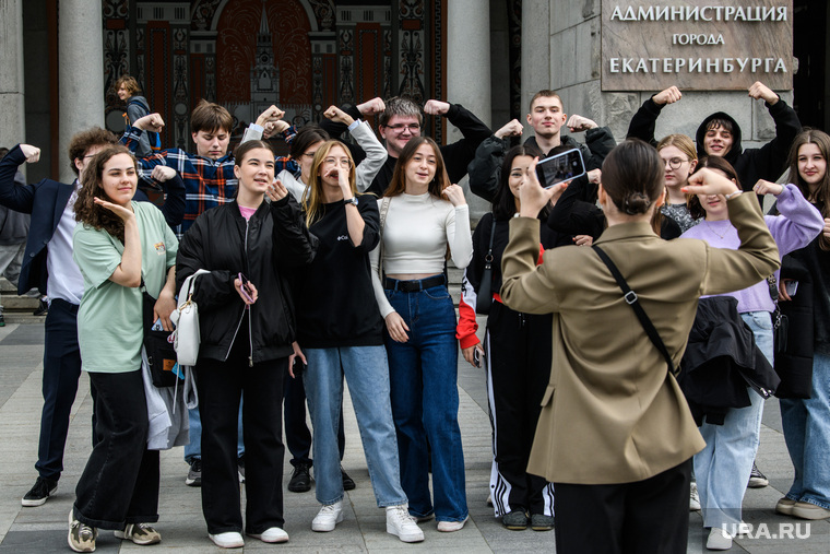 Школьники и студенты на городских улицах в День знаний. Екатеринбург 