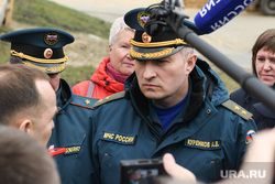 Министр по чрезвычайным ситуациям Александр Куренков и губернатор Курганской области Вадим Шумков на набережной у Кировского моста. Курган, куренков александр