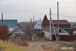 Осень. Курган, деревня, жилые дома, грунтовая дорога, село, сельская дорога, частный сектор, вороновка