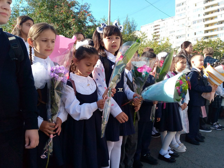 После торжественной линейки в школе прошли классные часы
