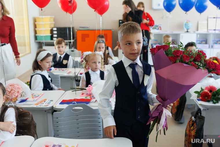 Россия. Екатеринбург. Торжественная линейка, посвященная Дню знаний (1 сентября) в Губернаторском лицее.