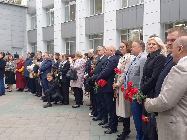 На церемонию открытия гости пришли с гвоздиками и розами