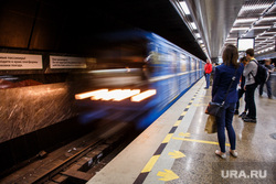 Екатеринбургский метрополитен. Екатеринбург, общественный транспорт, метро, метрополитен, прибытие поезда, геологическая станция, пассажир