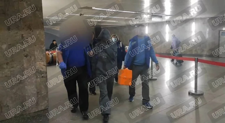 Женщина скрывала лицо под капюшоном