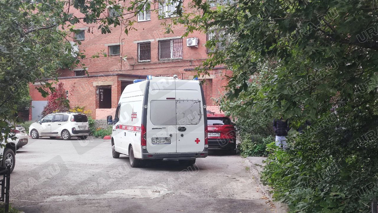 На месте происшествия стоит скорая помощь…