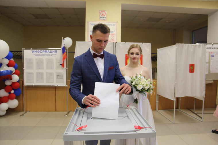 На участок пришли голосовать молодожены
