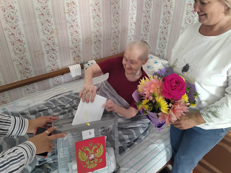В Липецкой области проголосовала столетняя жительница из дома