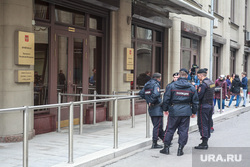 Стихийный сбор москвичей, протестующих против программы реновации. Москва, ап, приемная администрации президента, полицейское оцепление