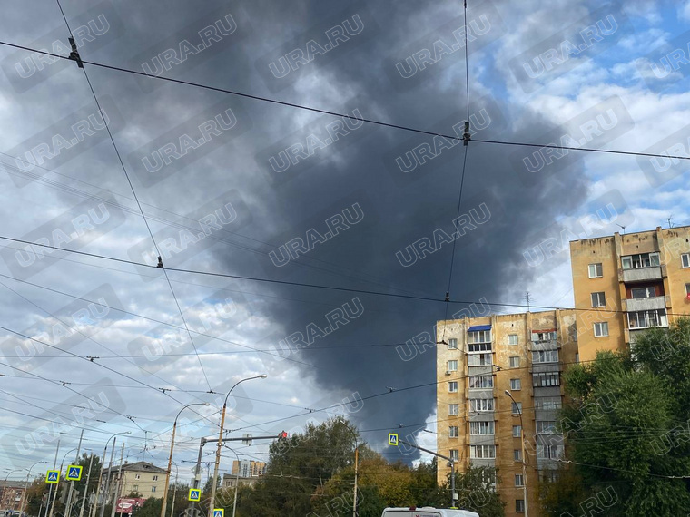 Над Уралмашем поднялся черный столб дыма