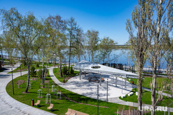 Весна в городе. Пермь, сквер, деревья, тепло, площадка, город, солнечный день, река, набережная, зелень, зелень в городе, тепло в городе, кама, безоблачная погода, безоблачный день, солнечная погода