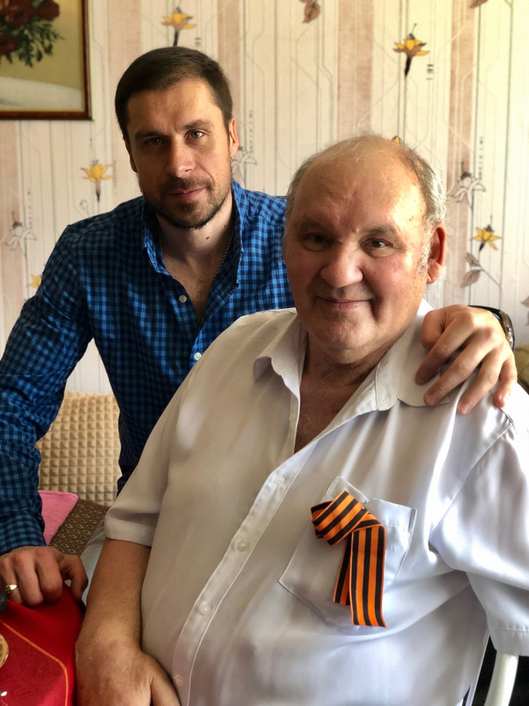 Григорий Савельев воспитал много успешных хоккеистов, среди которых и Никита Щитов (на фото слева)