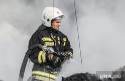 Пожар на окраине Уралмаша. Екатеринбург , мчс, дым, пожар, покрышки, тушение огня, огонь, сотрудники мчс, чс, возгорание, покрышки автомобильные, пожарные