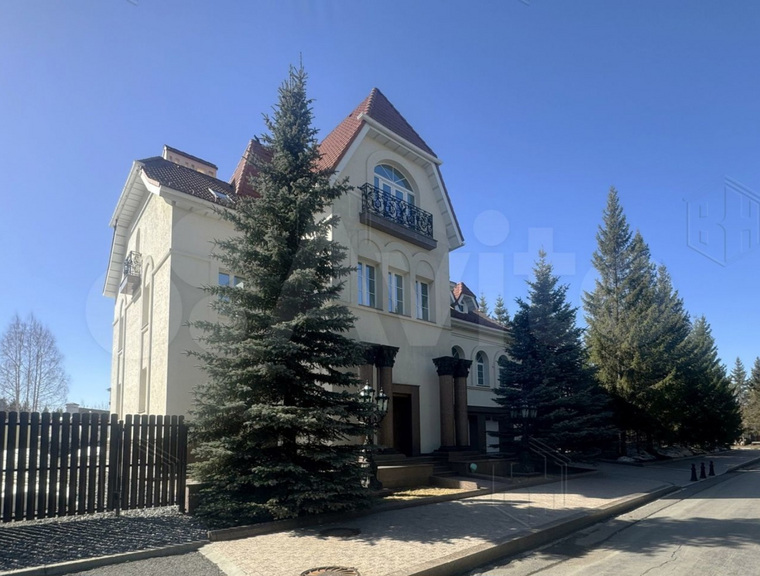 Дом находится в элитном коттеджном поселке