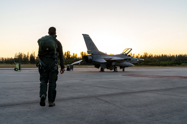 Истребитель F-16. stock