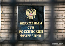 Помывка памятника Юрию Гагарину на Октябрьской площади. Москва, верховный суд рф
