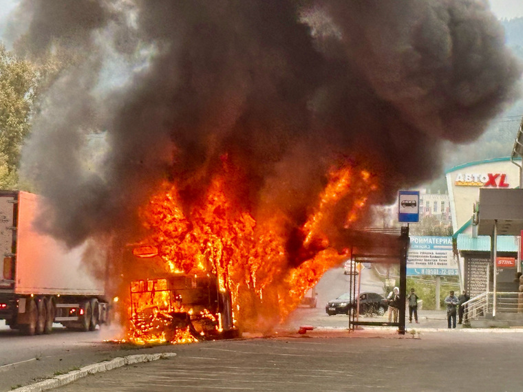 Пассажирский автобус выгорел полностью