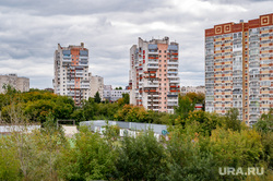 Сентябрь настал, а краски остались. Пермь, деревья, многоэтажки, недвижимость, ипотека, город, дом, жилье, квартиры