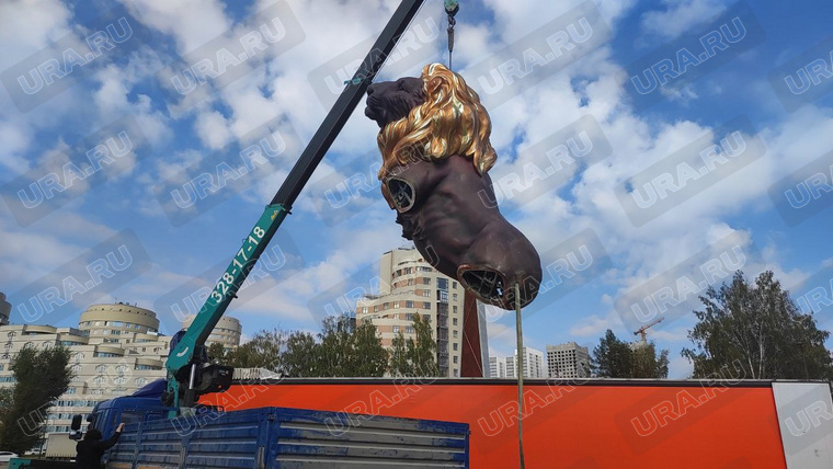 В свое время фигура вызвала немало возмущений