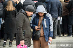Мигранты у экзаменационного отдела ГИБДД. Екатеринбург , мигранты, телефон в руке
