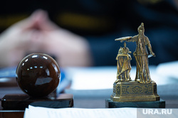 Руководитель Главного управления Федеральной службы судебных приставов по Пермскому краю - главный судебный пристав Пермского края. Пермь, фемида, статуэтка, руки арестанта, руки