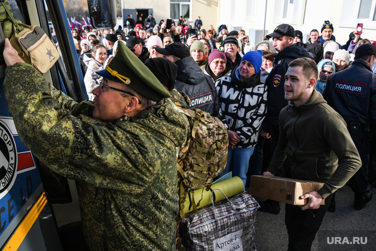 Отправление мобилизованных свердловчан из ДК Металлург. Свердловская область, Верхняя Пышма