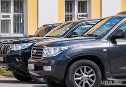 Теплые деньки июня. Пермь, торговая тележка, тротуар, иномарка, toyota, автомобиль, тойота, нарушение пдд, внедорожник, автомобили, парковка, toyota land cruiser, крузак