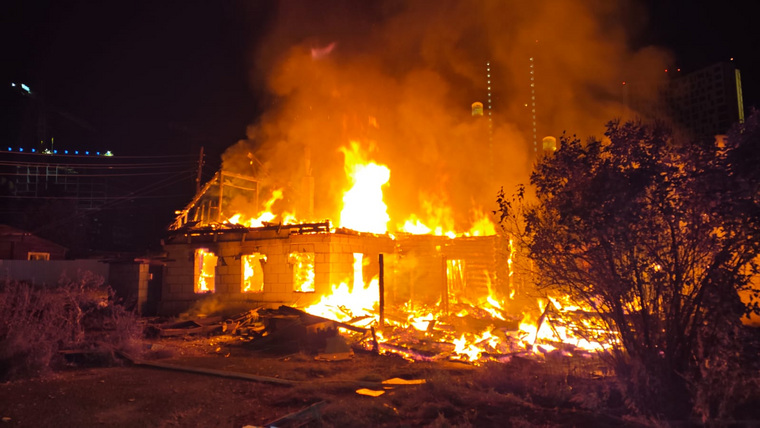 Рядом с пожаром находились и другие дома