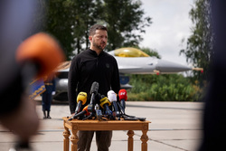 Истребители F-16 прибыли на Украину. stock, зеленский владимир